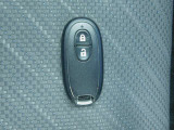 携帯リモコン 携帯することにより、キーを取り出すことなく全ドア(バックドアを含む)の施錠・解錠やエンジンの始動ができます。