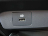 USB Aポート(充電用)。