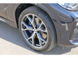 BMW純正21インチM ライトアロイ Yスポーク741ホイール。洗練されたデザインで、足元の個性を引き立てます。