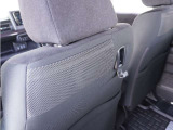 助手席の背面にコンビニフックを装備してます。後席の方に限らずドライバーも届く位置にありますので、けっこう便利です。
