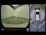 車両周辺を真上から見たような広範囲の映像を表示し、安全運転をサポートする「パノラミックビューモニター(シースルービュー機能付)」を搭載しています。