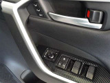 運転席のパワーシートはメモリー機能付きです。電動格納式ドアミラー・パワーウィンドウを装備してます。