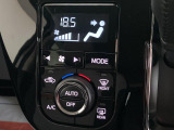 車内の温度を一定に保ち快適にご利用しやすいオートエアコンです。液晶パネル付きで、操作のしやすいプッシュ式のパネルです♪