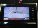 車庫入れや縦列駐車の際、後退操作の参考になるハンドル操作とも連動したガイドラインがナビ画面に表示されます。