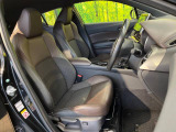 【合皮レザーシート】汚れのふき取りが容易でメンテナンスもが簡単な、機能性に優れる合成皮革を採用した上質なシートです。座り心地もよく、高級感あふれる心地良い車内空間を演出してくれます。