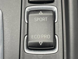 ●BMWモードセレクト:スポーツモードではダイナミックな走りを。ECO PROモードでは、エンジンレスポンスやシフトタイミングの最適化に加え、エアコンの作動も効率的に制御し、燃料消費量を抑制します。