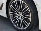 BMW純正19インチホイール。洗練されたデザインで、足元の個性を引き立てます。