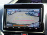 バックモニター付きですので、日常の駐車はもちろん、人や障害物のなど後方が映像で確認出来るので安心です!補助装置になりますので、目視でもご確認ください。