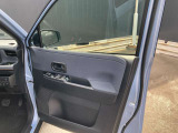 乗り降りで多く使用する運転席ドアですが、目立った傷や汚れもなく綺麗です!