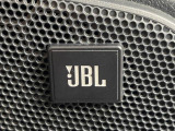 【JBLサウンドシステム】メーカーオプションの高品位サウンドシステムを搭載。専用のチューニングが施された大小様々なスピーカーから良質なサウンドが奏でられ、臨場感あふれる音響空間を演出します。