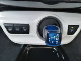 軽い操作感で、ドライバーの手によく馴染むシフトレバー。ボタン操作でEV/HVモードも簡単切り替え!エコ・パワー・ノーマルモード切替ボタン付。
