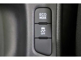 ECOモードはエアコンの利きなどを抑え、低燃費で走れるようサポートします。アクセル操作に対するレスポンスがゆるくなり、急発進や加速はしづらくなります。走行状況に応じてボタンで切替えることが出来ます。