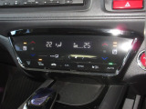 操作部に静電式タッチパネルを採用したフルオート・エアコンディショナーも標準設定。スマートフォン感覚の直感操作を実現しています。フロントシートの座面に2段階調節のシートヒーターを内蔵しております。