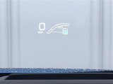 HUD(ヘッドアップディスプレイ)は、運転に必要な情報をフロントガラスの視野内に投影します。車速やHVシステムインジケーターなどを、カラーでワイドに表示します。