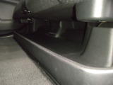 後席の下に収納スペースがあるので、傘や靴などもすっきりとしまえます!