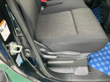 【運転席シートリフター】運転席にはシートリフターが装備。 体にフィットする運転席を確保します。