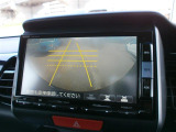 車両後退時にはバックカメラが安全確認をサポート(^^)/