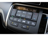 プラズマクラスター搭載AUTOエアコンは運転席と助手席温度独立設定可能です。