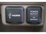 HDMIと12V電源ソケットはインパネ下部シフトレバー下に設置してあります。