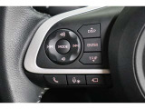 運転中に手を離さなくてもハンズフリー電話や音声認識、オーディオ操作やマルチインフォメーションディスプレイ内の表示切替えが出来るスイッチ付。走行中に視線を逸らさず出来る手元操作は安全運転につながります。