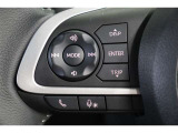 運転中に手を離さなくてもハンズフリー電話や音声認識、オーディオ操作やマルチインフォメーションディスプレイ内の表示切替えが出来るスイッチ付。走行中に視線を逸らさず出来る手元操作は安全運転につながります。