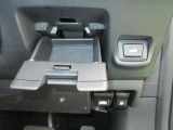 運転席右側にコインケースも装備されています