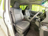 【合皮レザーシート】汚れのふき取りが容易でメンテナンスもが簡単な、機能性に優れる合成皮革を採用した上質なシートです。座り心地もよく、高級感あふれる心地良い車内空間を演出してくれます。
