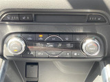 【 左右分離型フルオートエアコン 】運転席と助手席でそれぞれお好みの温度設定が可能で全席にも適切な空調をお届け致します。
