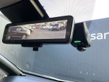 後席の同乗者・荷物などで遮られがちな後方視界をスマートルームミラーで確保!車両後方カメラ映像をルームミラーに映し出すことができます☆