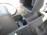 左右のシートの間、足元部分にも収納ポケットがございます。