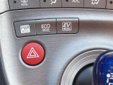 各操作系スイッチはタッチパネル式ではなく、いずれも慣れ親しんだボタン式を採用し、配置する位置もドライバーの手の届きやすさに配慮がなされています。