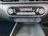 フルオートエアコンなので車内はいつも快適!ワイヤレス充電器ついています!