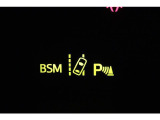 BSM(ブラインドスポットモニター)を装備。 隣の車線を走る車両を検知、車両が死角エリアに入るとドアミラーのインジケーターが光ってお知らせ!