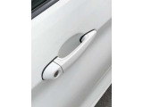 キーを使わずにクルマのドアを開け、エンジンを始動させることが可能な「コンフォートアクセス」 ドアノブの内側に手をいれるとドアが解錠され、ドアノブ端の凹凸がある部分に触れるとドアが施錠されます。