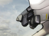 小型で運転中も視界を妨げないドライブレコーダーのフロントカメラです。