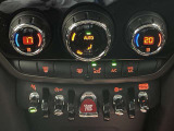 運転席・助手席左右独立温度調整機能付きエアコン