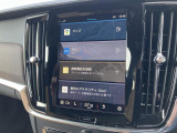 ボルボのホーム画面は4つの画面構成でシンプルでわかりやすい表示となっております。ケーブルを繋げるとApple Car Playでの操作も可能です。