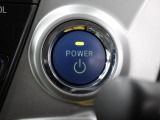 スマートキーを携帯していれば、ブレーキを踏みながらパワースイッチを押すだけで、ハイブリッドシステムが始動します。