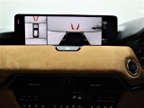 トップビュー&フロントビュー・車両に取り付けたフロント、サイド、バックカメラの映像を合成して画面上に表示させることで、低速時の運転を補助する装置です。車両本体の取扱書も