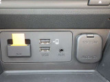 USB端子が2つ、AUXジャックが装備されておりますので、スマートフォンやポータブルオーディオを接続して音楽を楽しむことができます。またUSB接続可能な端末への充電を2つ同時に行うこともできます