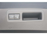 運転席およびバックドアのスイッチ、または電子キーの操作で、バックドアの自動開閉や一時停止が行えます。手動で閉める場合には、イージークローザーが機能し、安全に閉じるようサポートします。
