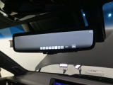 【デジタルインナーミラー】車両後方カメラの映像をミラー内のディスプレイに表示。車内から後方が見えにくい時に重宝します。ミラー下部のスイッチを操作しモードの切替、明るさ・表示範囲の調整などができます