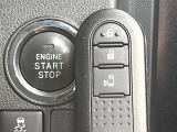 【問合せ:0749-27-4907】【キーフリーシステム】カバンやポケットに入れたままでもドアの施錠・解錠が可能なスマートキーを装備。エンジンのオン・オフ時もカギを取り出す必要が無いからとっても便利