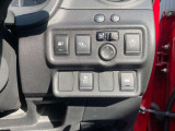 ダッシュボード右下には、エマジェンシーブレーキや横滑り防止機能・車線逸脱警報・車両接近通報装置等安全装備のキャンセルスイッチと電動格納式ドアミラーのコントロールスイッチが並んでます。
