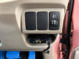 ヘッドライトレベライザー付き!トランクなどに重い荷物などを載せた場合フロント部分が上を向きヘッドライトも上向きになるので、この光軸を下向きに調整します。