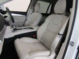 運転席助手席はシートエクステンション機能により細かな座席調整が可能です。
