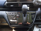 ◆オートエアコン◆車内に取り込む外気をキレイにして、安心おでかけ!操作性と視認性に優れたタッチパネル式です!凹凸が少なく、お掃除が楽にできます!