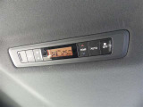 リアオートエアコン・フロント側から独立したコントロールパネルで後席独自の温度設定が可能です。