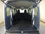 簡単な操作でリヤシートを足元スペースに収めて、フラットな荷室を拡大できる水平格納式リヤシートを採用!