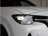 【LEDヘッドライト】悪天候や夜間走行時も良好な視界を確保し安心して運転できる高輝度LEDヘッドライトを装備。明るい上に点灯速度が早く消費電力も抑えられています。